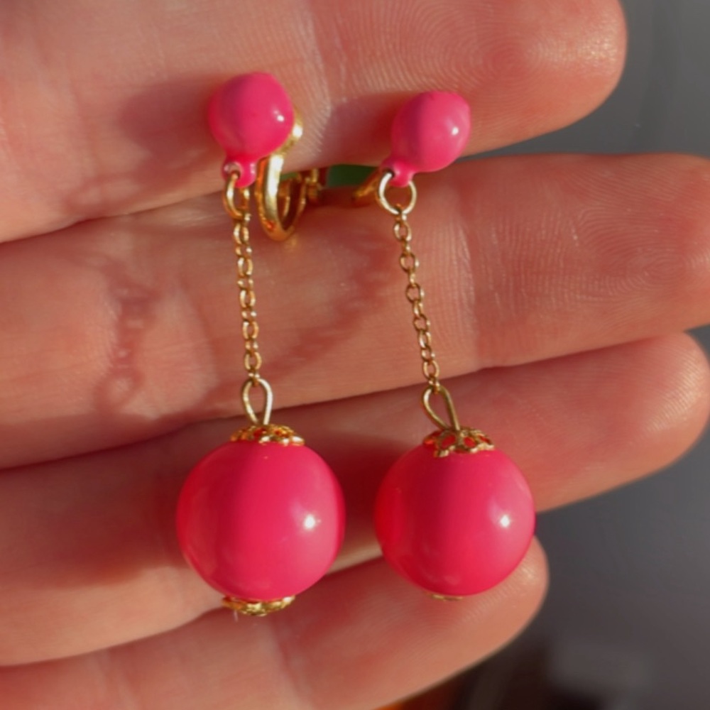 SUPER CUTE MOD NEON PINK DANGLE CLIP ON EARRINGS